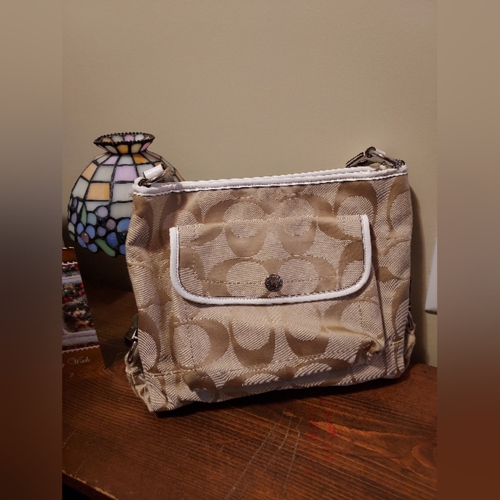 $99! Coach | Crossbody Lavender Inside Purse - Picture 13 of 17